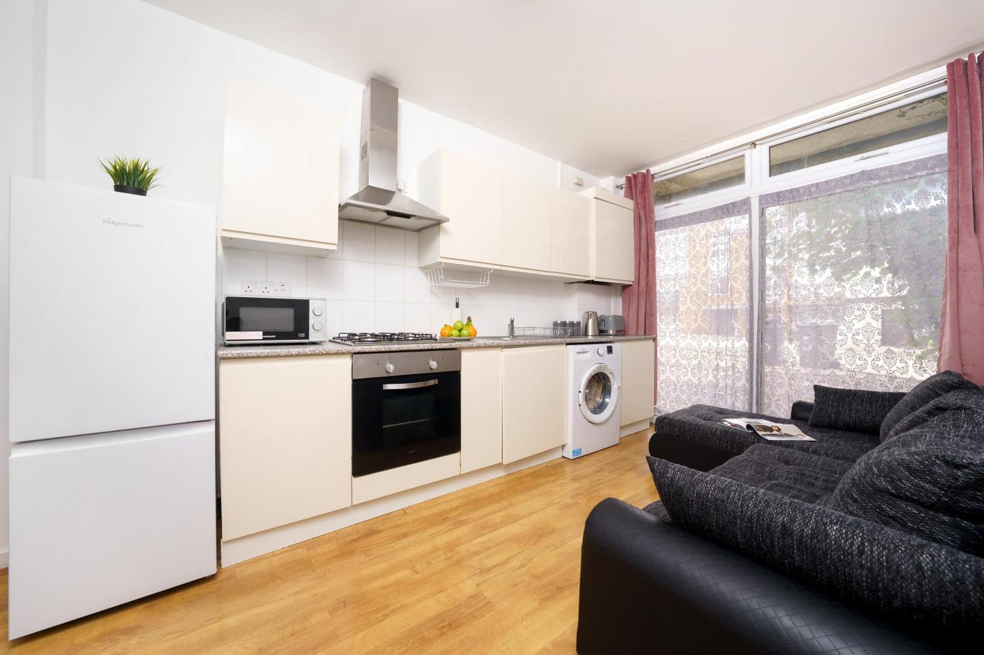 Cozy 2-Bed Garden Flat, With Free Private Parking, Wembley Daire Londra Dış mekan fotoğraf